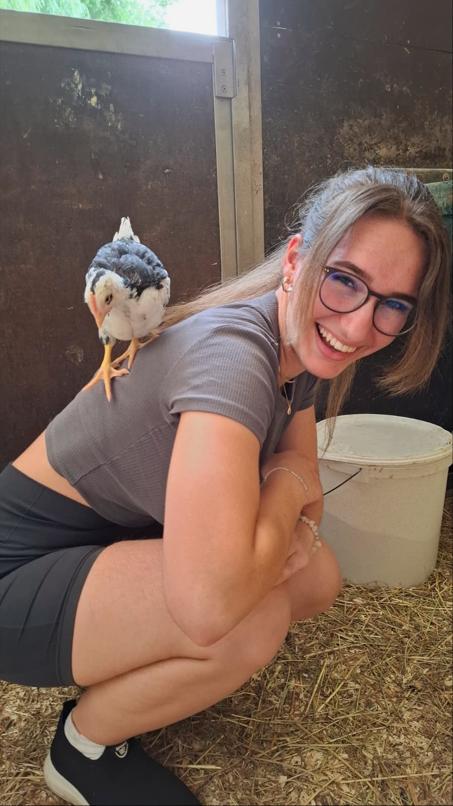 Chiara mit Hühnchen Elina auf der Schulter