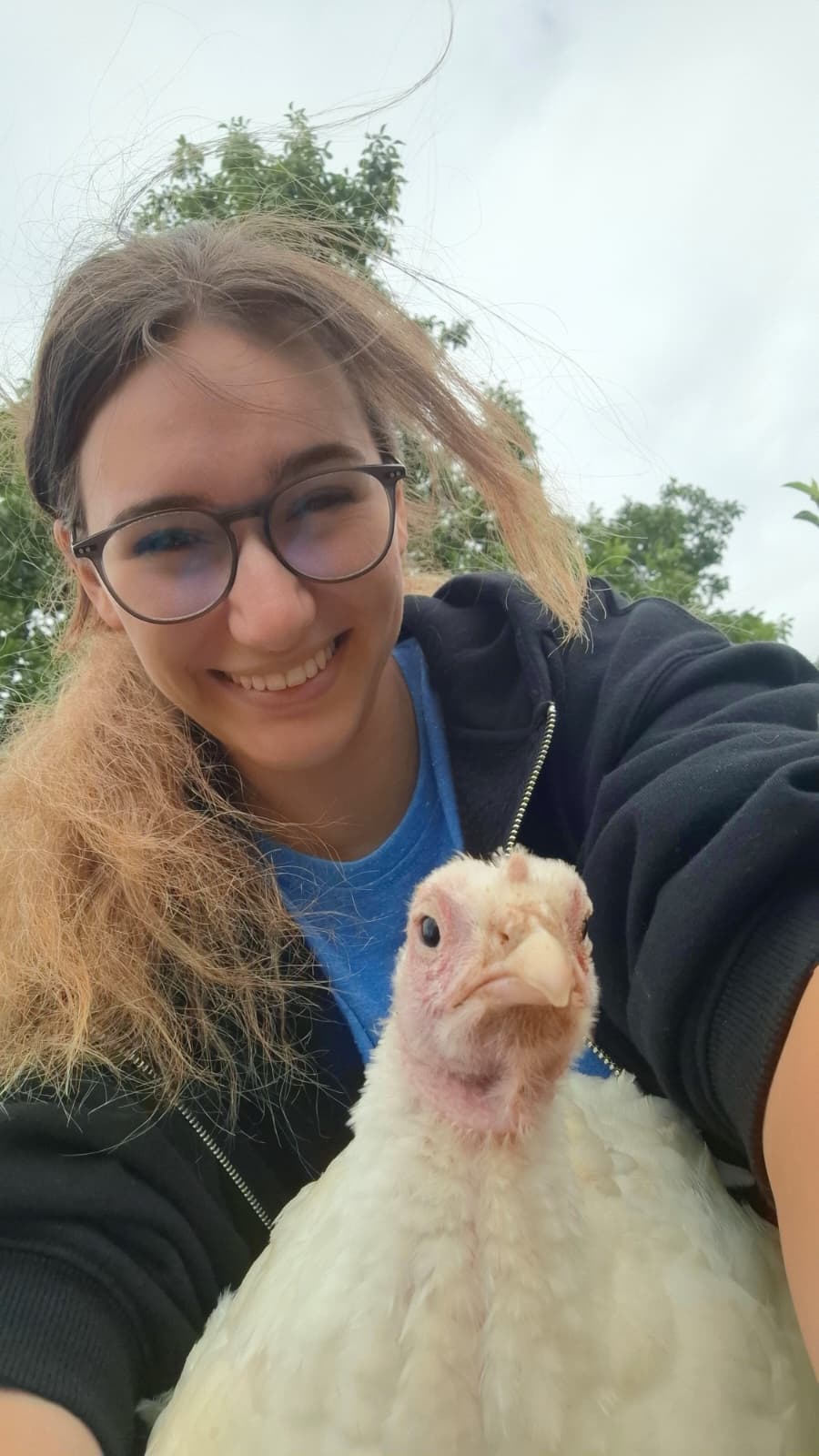 Chiara hält ein Huhn