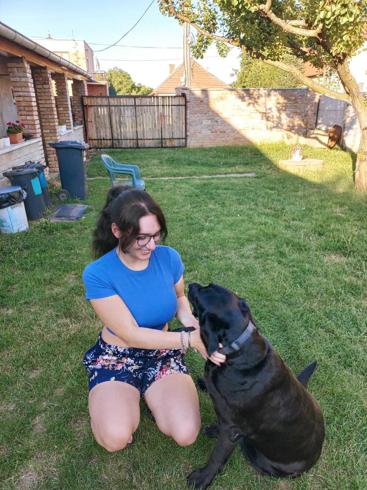 Chiara kümmert sich liebevoll um einen Hund