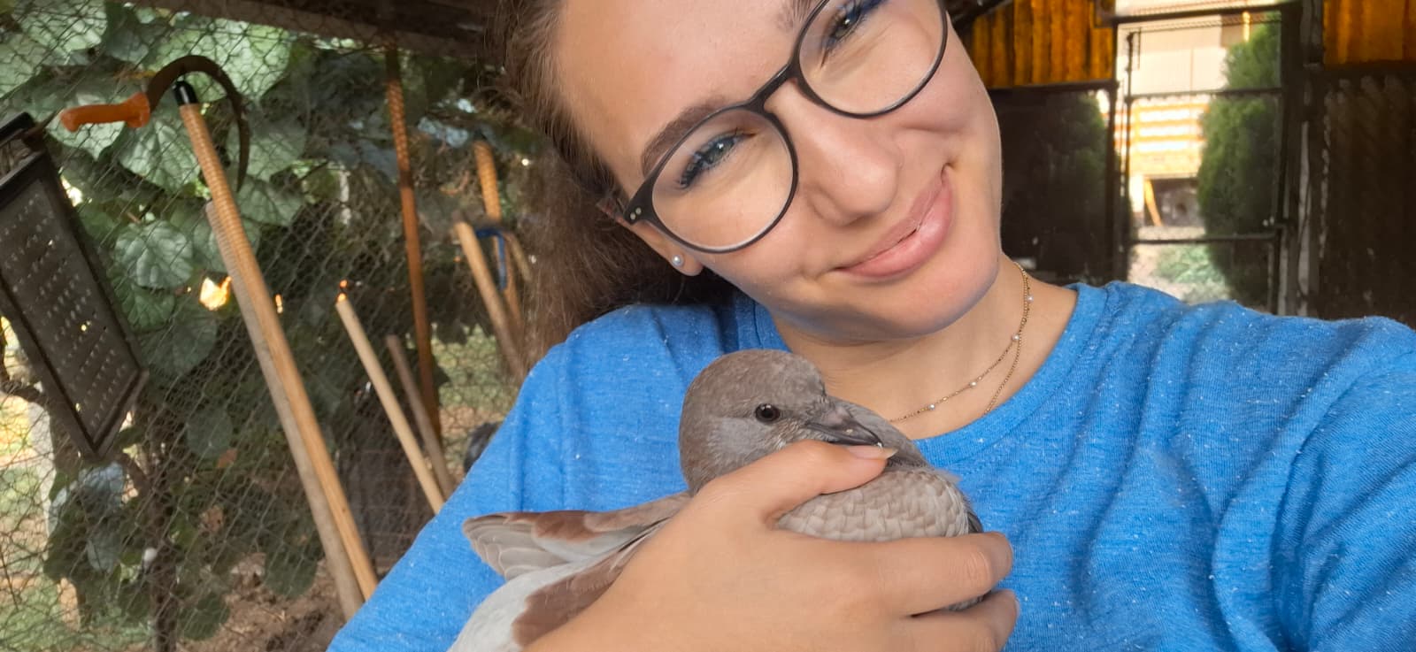 Chiara hält behutsam eine Taube