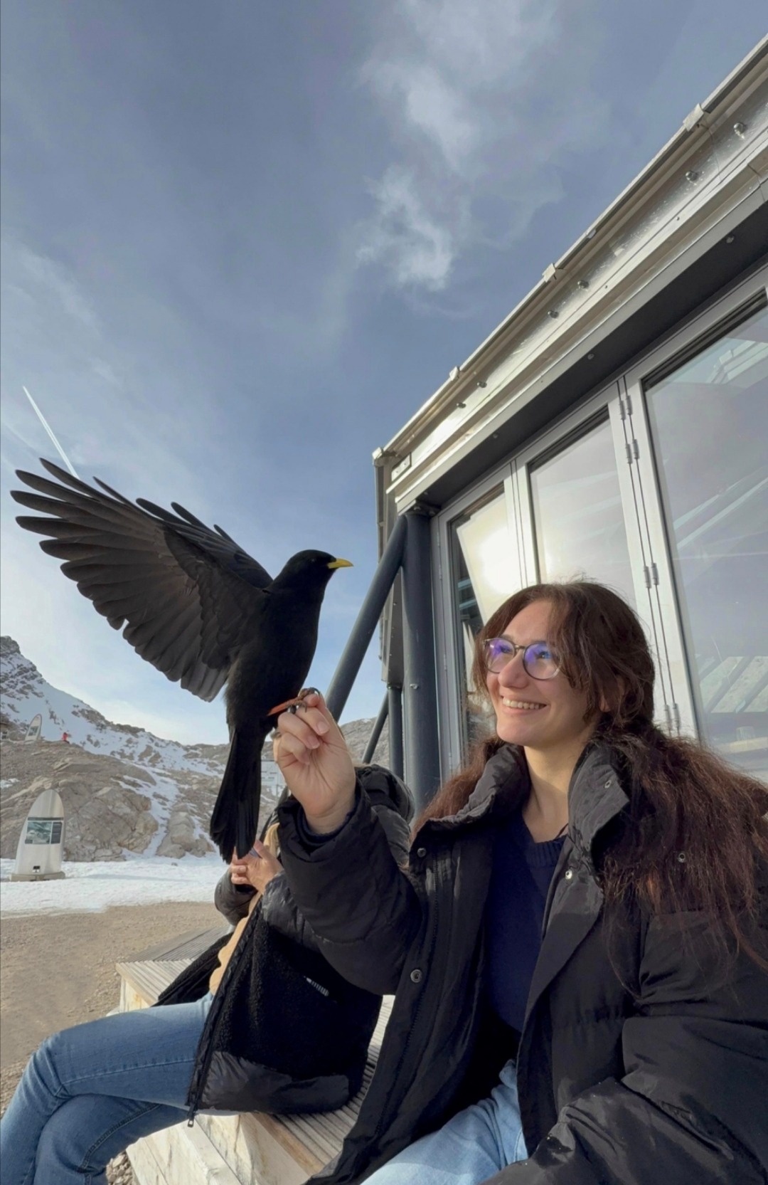Chiara mit einem Vogel in den Bergen